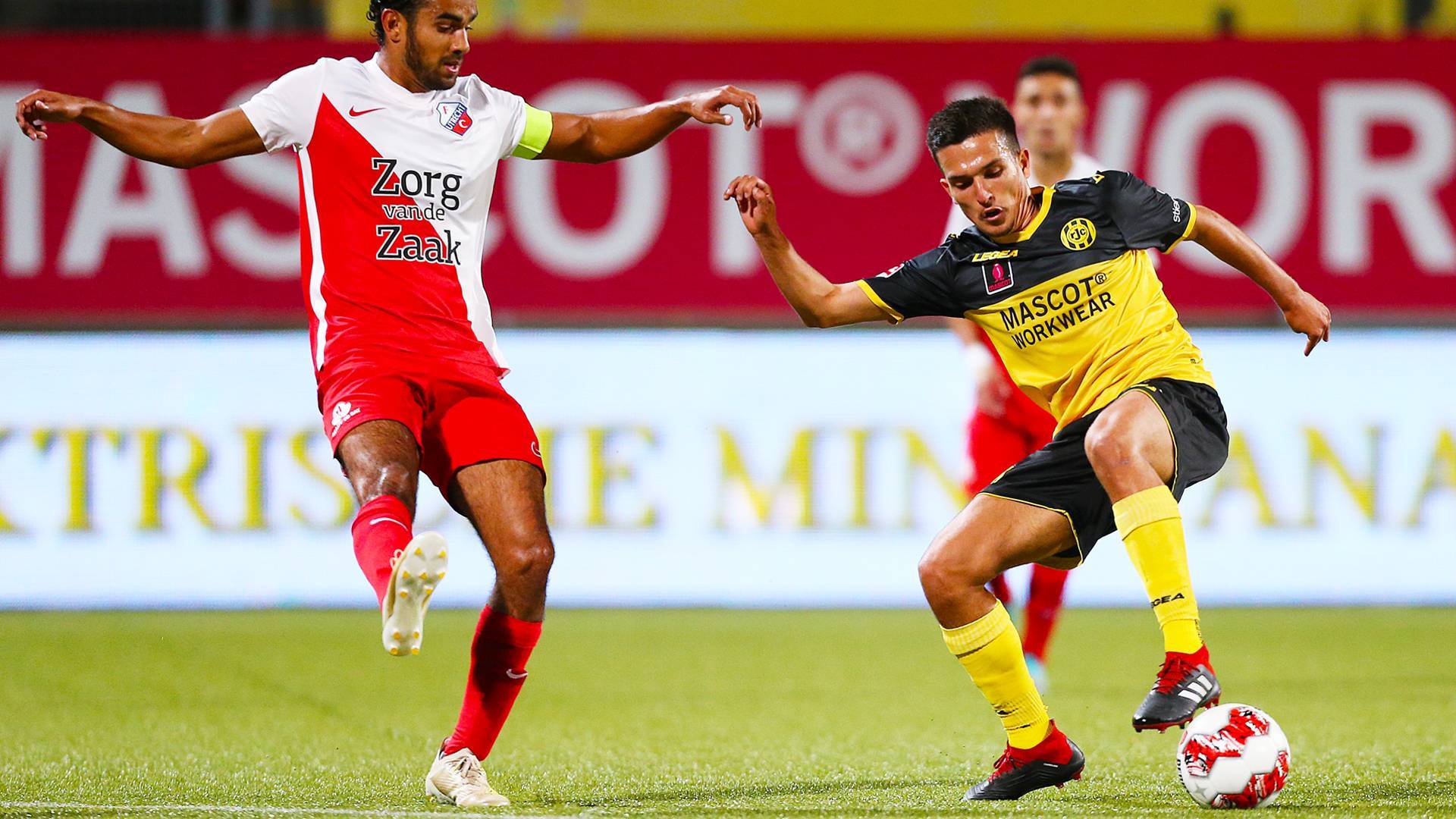 里夫斯突破过程中抬膝撞到波杰姆后者非常不满怒锤板凳！.